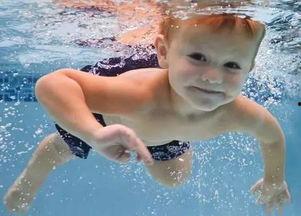 成人游泳颈圈测评视频,成人游泳颈圈测评，安全畅游的秘密武器