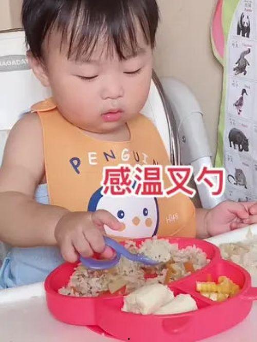 成人喂幼儿吃饭视频